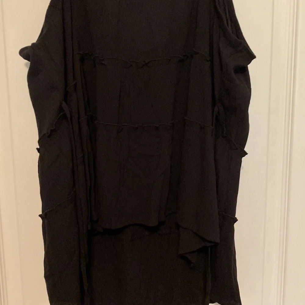 NWT- BLK RUFFLE TOP - Picture 6 of 8